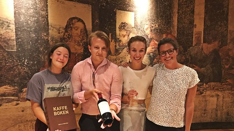 Daniella Rebelo, Anna Berg Grimstad och Emil Eriksson, alla från sommelierprogrammet i Grythyttan tillsammans med Charlotte Oldne  produktchef för Roodeberg vid Arvid Nordquist Vin