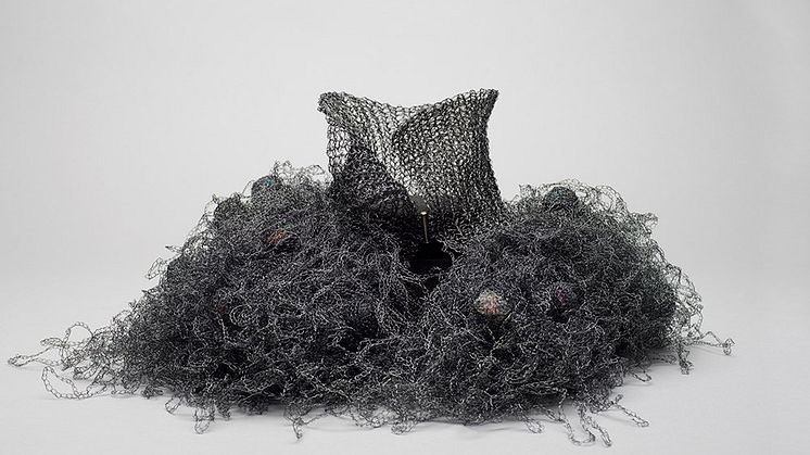 Inger Blix Kvammen, Halssmycke Eternity Cap Kanin 2, 2019. Foto: Linn Ahlgren/Nationalmuseum.