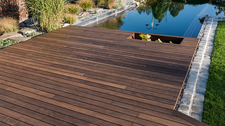 Dauerhaft haltbar und schön: Eine Holzterrasse aus Kebony