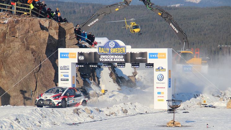 Slutsegraren Jari-Matti Latvala ger allt i ”Swecon Road to Rock Arena” under slutsträckan av Svenska Rallyt.