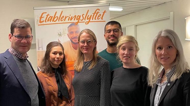 Jonas Riedel (C), kommunalråd och t.h. Anna Juhlin (C), ordf Kompetens- o arbetsmarknadsnämnden, Sanaz Mirzajee, coach/språkstödjare, Annika Nordgren, projektledare, Danilo Espinoza, delprojektledare, Joanna Olin, utb.samordnare. Foto: Hanna Taxén.