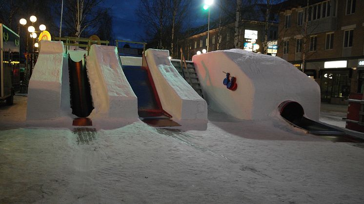 Bild på snöborgen på Renmarkstorget år 2016.