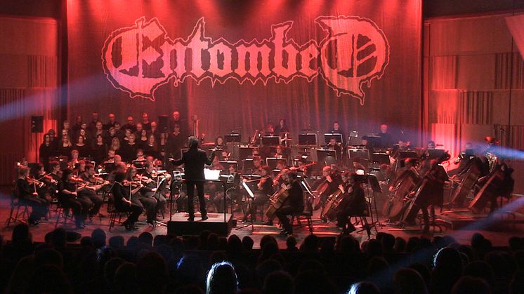 Entombed framför Clandestine i symfonisk tappning.