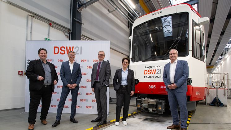 Heike Heim (Vorstandsvorsitzende DSW21, 2.v.r.), Ulrich Jaeger (Verkehrsvorstand DSW21, Mitte), Jörg Jacoby (Finanzvorstand DSW21, 2.v.l.), Harald Kraus (Arbeitsdirektor DSW21, l.) und Ralf Habbes (Betriebsleiter und Prokurist Technik, r.) gaben am 2