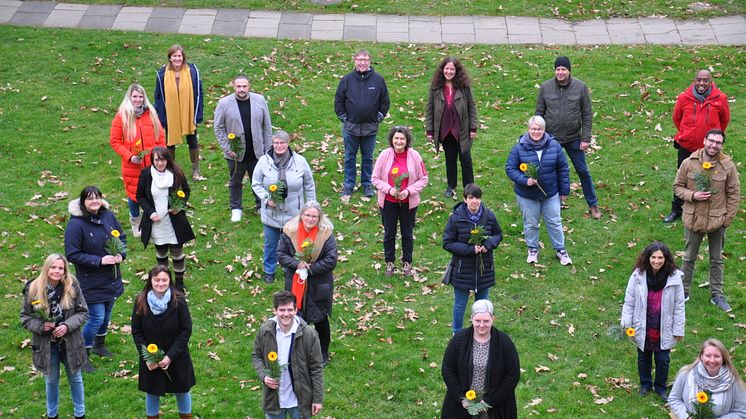 Die Absolvent*innen der Heilpädagogik-Ausbildung an der Hephata-Akademie für soziale Berufe. Alle Namen von links nach rechts finden Sie in der Bildbeschreibung am Ende des Haupttextes.