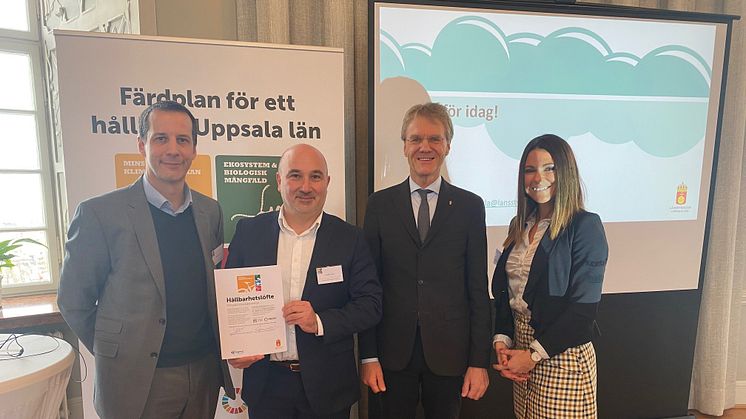 Daniel Easter, André Limon och Armina Nilsson från Saint-Gobain Sweden AB tillsammans med Landshövding i Uppsala län, Göran Enander, i samband med löftesceremonin på Uppsala slott