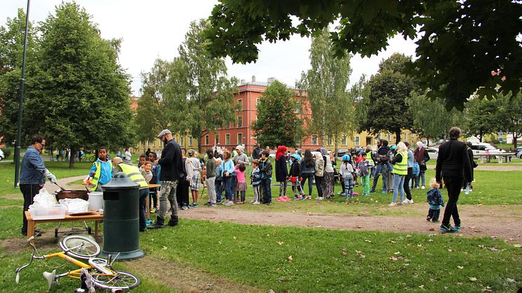 Pølsekøen strakte seg over store deler av plassen etter flere timer med lek og moro. Foto: Anine Johnsen