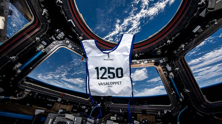 Vasaloppsnummerlappen som den svenske astronauten Marcus Wandt hade med sig till rymdstationen ISS i början av 2024. I augusti under Vasaloppets sommarvecka 2024 ska den återlämnas till Vasaloppet. Foto: ESA-M.Wandt