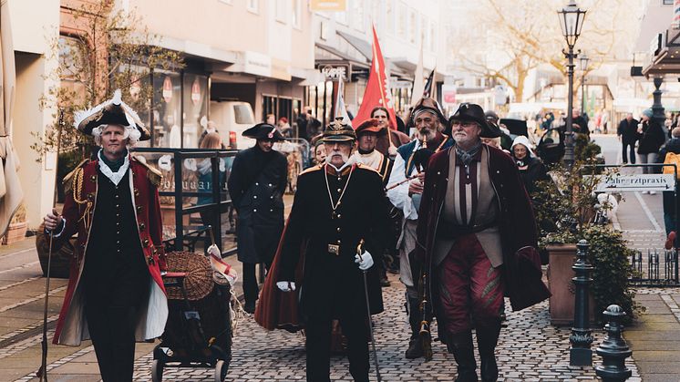 Das treue Gefolge auf dem Weg zum Warleberger Hof, um ihren "Chef" Altbürgermeister Asmus Bremer un sin Fru zu wecken.