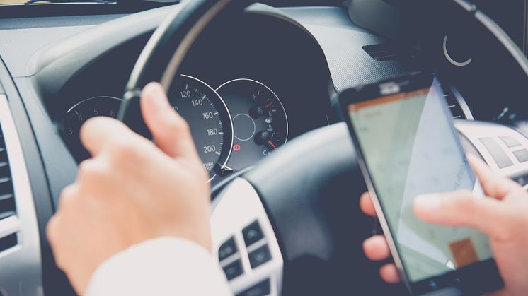 Många använder mobilen när de kör bil trots att det är förbjudet