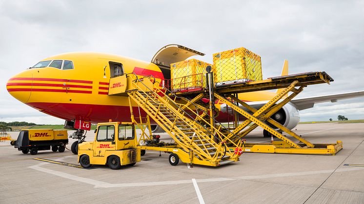 DHL levererar elektroniska racingbilar till Peking för invigningen av FIA Formel E-mästerskapen