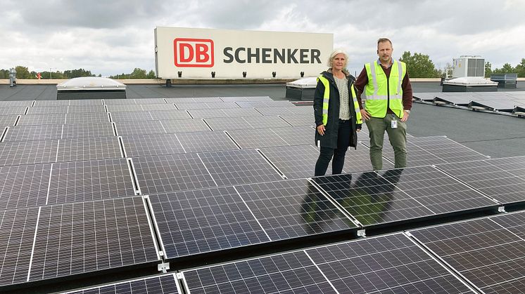 Solen driver DB Schenkers truckar i Skara