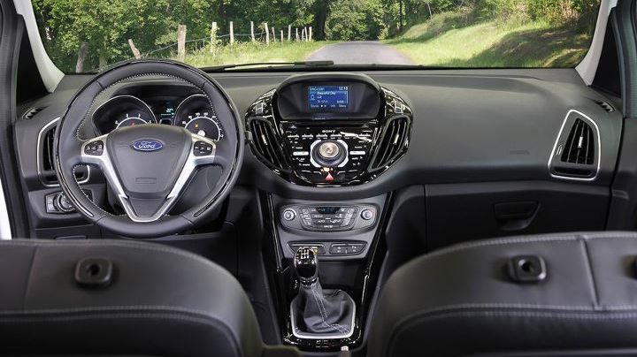 En studie visar att nästan hälften av alla bilförare i Europa använder SMS framför ratten – Ford presenterar ny mobil teknik för text-till-tal