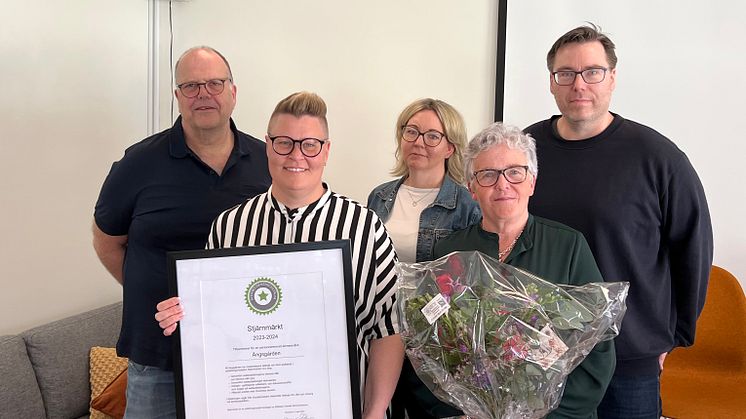 Sven-Gösta Pettersson, Hanna Nordvall, Eva Börjesson Öman, Ann-Christine Nedlund och Robert Winneborn firade att Ängsgården blivit stjärnmärkt. Foto: Helene Markström