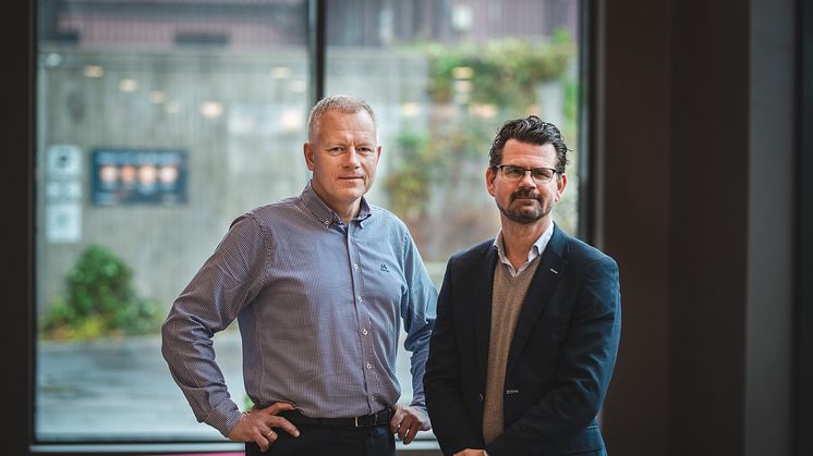 Harald Torsøe, administrerende direktør i Schindler sammen med utleiesjef for HasleLinje, Christian Geelmuyden.