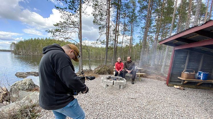 Alexander Winther filmar Ulrika Swan och Jonas Rantanen under inspelning av filmen "Tillsammans utvecklar vi Siljansbygden".