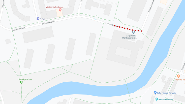 De röda prickarna markerar det nya gångfartsområdet på Sockerbruksgatan.