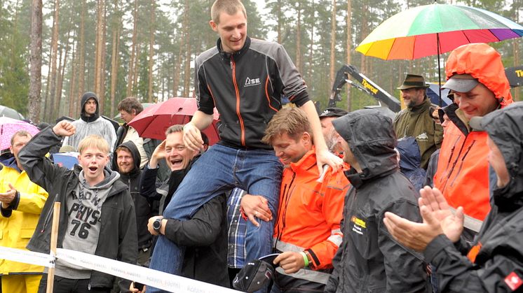 The new forwarder world champion, Daniel Bergmann of Germany, is praised by his fellow countrymen. Photo: Elmia AB