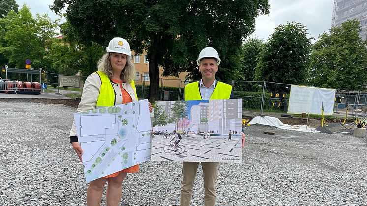 Monika Bubholz (MP) ordförande i teknik- och fastighetsnämnden och Anders Tallgren (S) ordförande i stadsbyggnadsnämnden under spadtaget för Sundsta torg