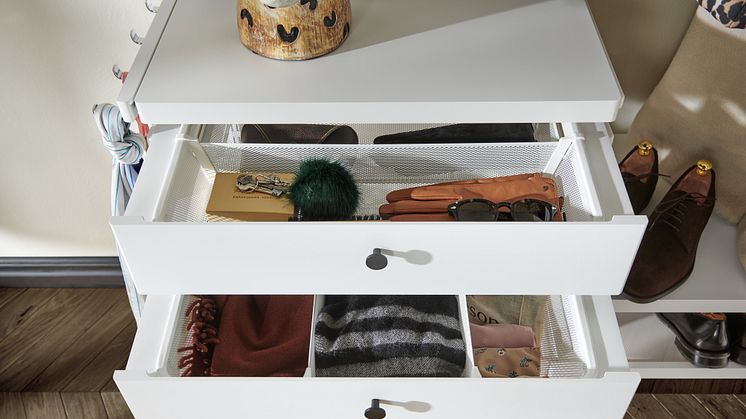 DK_Elfa-decor-closet-interior-hallway-drawers-1b_HIRES-high300