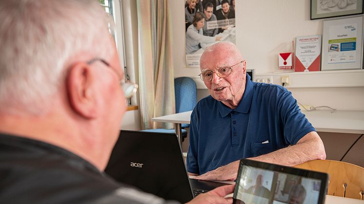 Einkaufen, Unterhaltung, der virtuelle Museumsbesuch – Herbert Schmidt macht Senioren fit für’s Web. Foto: BMI / infokontor 