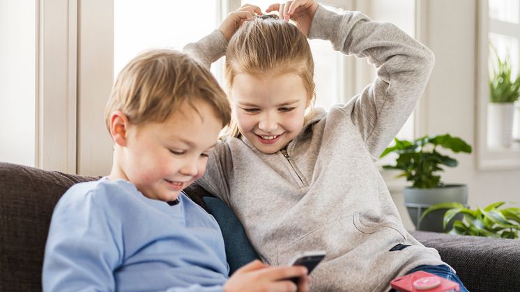 Med mobilbanken Spink vil SpareBank 1 gjøre det lettere for barn å få oversikt over egne penger. Appen legger til rette for læring om forbruk og sparing i trygge rammer. Foto: SpareBank 1