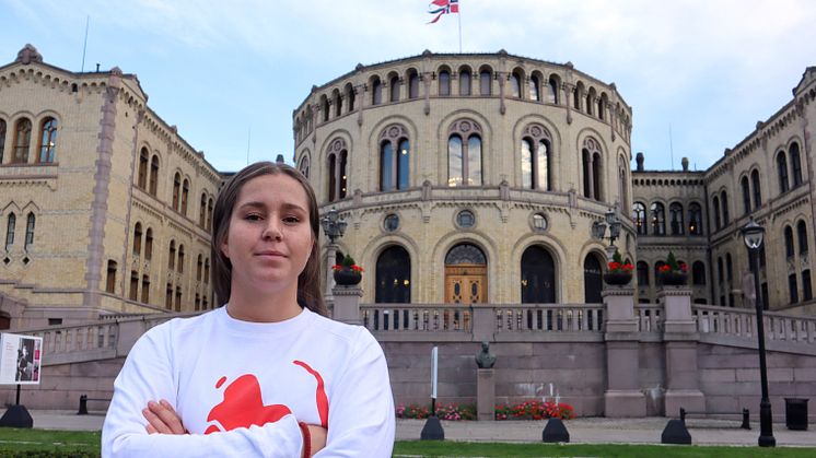 Naja Amanda Lynge Møretrø, leder i Changemaker, foran Stortinget.