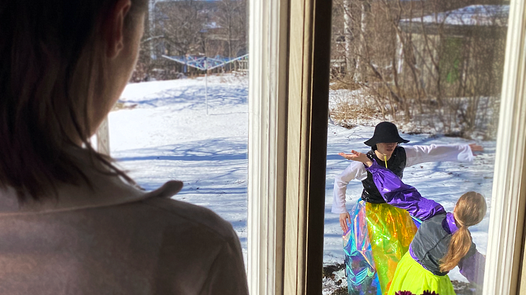 Nastia Ivanova och Seung Hwan Lee dansar utanför ett fönster. Foto: Anna Berntzén