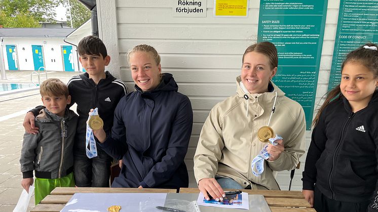 Louise och Sophie Hansson tillsammans med simskoleelever