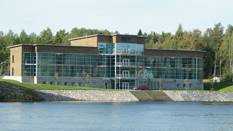 Umevas imponerande huvudkontor i Umeå har en 600 m² stor glasfasad som ger en storslagen utsikt över vattnet. 