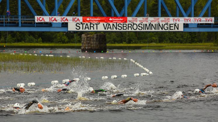 10.00 gick starten för Vansbrosimningen 2017. Foto: Andreas Hansson