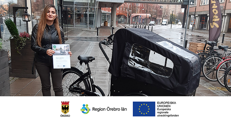 Jinan Al-Zuhairi tog emot ett diplom och en lådcykel till arbetsplatsen. Tävlingen har varit en del av projektet Fossilfritt 2030 – Rena resan. Foto: Örebro kommun.