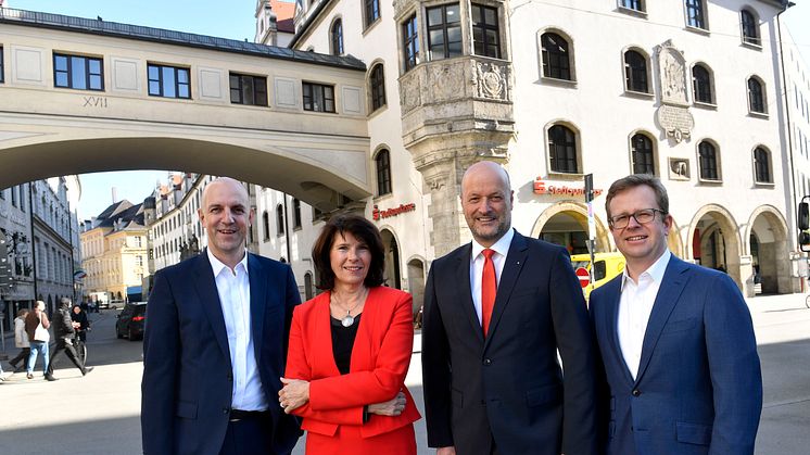 Der Vorstandsvorsitzende Ralf Fleischer (3.v.li.) und seine Vorstandskollegen Stefan Hattenkofer (li,), Marlies Mirbeth (2.v.li.) und Dr. Bernd Hochberger (re.) stellten auf der Bilanzpressekonferenz die Zahlen des Geschäftsjahres 2018 vor.