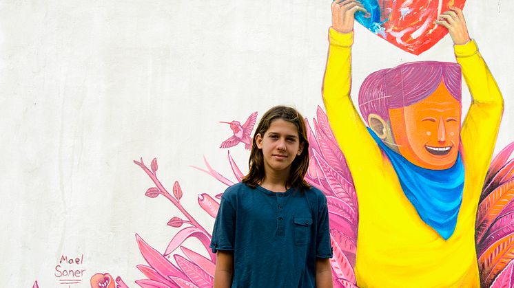 Mael Victory gör en muralmålning i San José för UNICEF Sverige