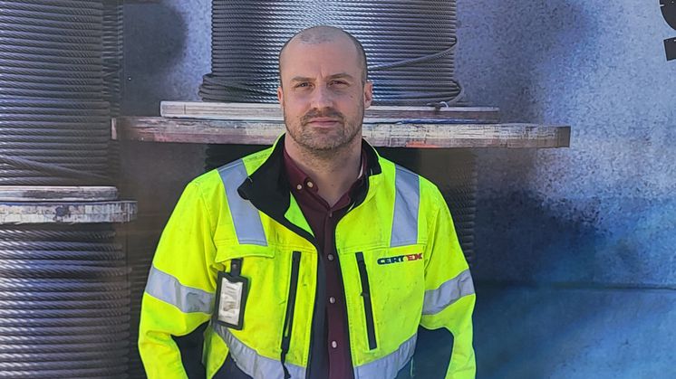 Johan Holmström, säljare på CERTEX, erbjuder kundanpassade lyftlösningar och sprider kunskap om säkra arbetsplatser.