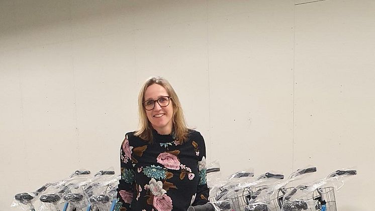 Ida Thunberg är strålande glad över julklappen till alla medarbetarna.