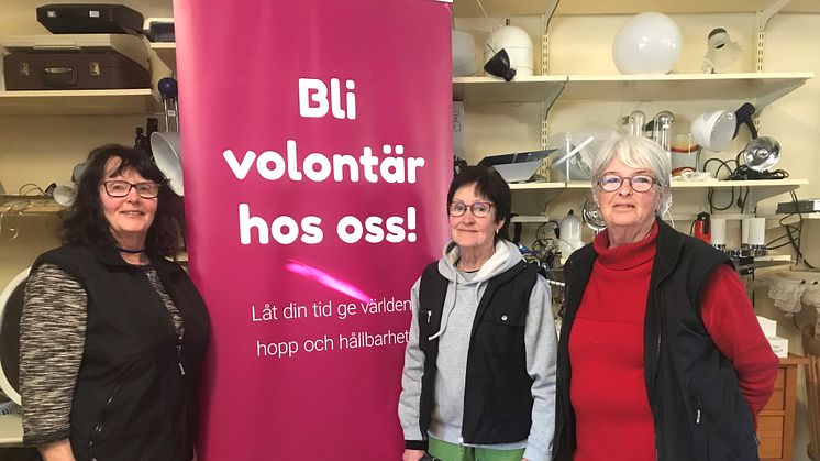 Birgit Bergenbrant, Gun-Britt Carlsson och Lena Lavrot välkomnar nya volontärer till Erikshjälpen Second Hand/Etiopienhjälpen i Skärblacka.