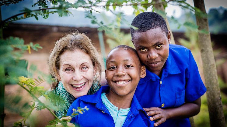 Helen Sjöholm med skolbarnen Jolie och Clarisse som genom Vi-skogens trädklubbar får lära sig om miljön, klimatet och hur trädplantering kan skydda mot klimatförändringar. Foto: Marcus Lundstedt