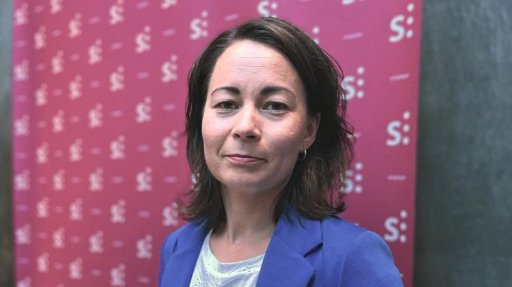 Simployers juridiske HR- og ledelsesrådgiver Karoline Dystebakken mener det er på høy tid å revidere arbeidstidsreglene for unge arbeidstakere. FOTO: Simployer