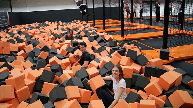 Das Trampolinbecken des FoamJUMP ist mit rund 15.000 Schaumstoffwürfeln gefüllt