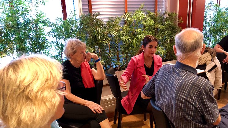 Kommunstyrelsens ordförande Parisa Liljestrand besökte deltagarna för att ta del av deras tankar och åsikter kring hälsoprojektet.