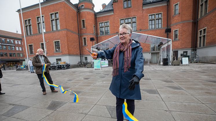 Lena Karlsson Engman (S), tekniska nämndens ordförande, klippte bandet när Rådhustorget invigdes. Hon hade god hjälp av Pål Svensson, skulptör och Thorbjörn Andersson, landskapsarkitekt. Foto: Fredrik Larsson