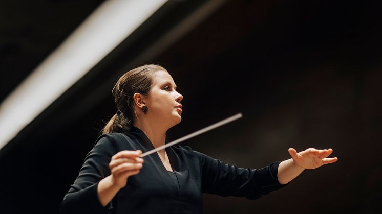 Emilia Hoving dirigerar. Foto Nikolaj Lund.