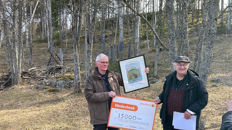 Stig-Åke Svenson från Källslättenföreningen tar emot Lokalt stipendium av Alf Tangnäs, förtroenderådet i Falun