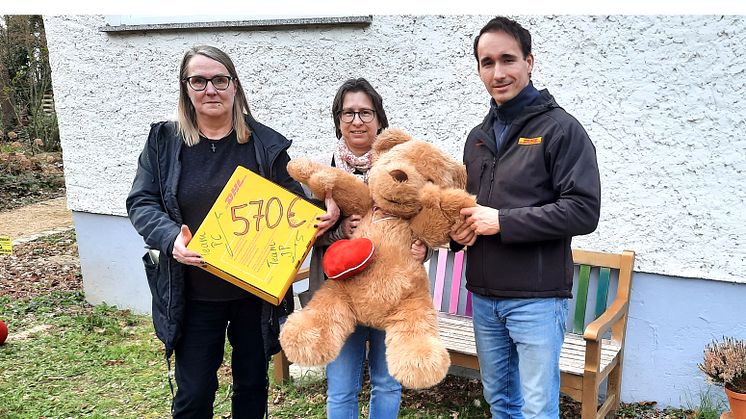Sandra Teppe und Robert Kühn überreichten stolz einen Scheck über 570 Euro an Kerstin Stadler (mittig) vom Kinderhospiz Bärenherz