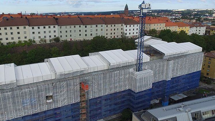 Platsbyggd kran och uppsågat garagetak vid om- och nybyggnadsprojekt i Göteborg