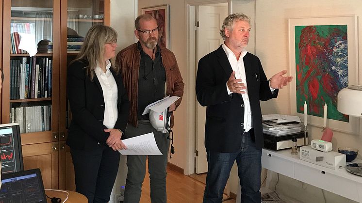 Britta Permats, CEO Svensk Ventilation, Johan Lindholm, Chairman union Byggnads and Peter Eriksson, Housing and Digital Development minister in the apartment at Hornsgatan in Stockholm where the study took place.