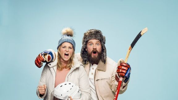 Stina Nordberg och Philip Lithner som Frida och Björn i "Hockeymorsa, hockeyfarsa". Foto: Sören Vilks
