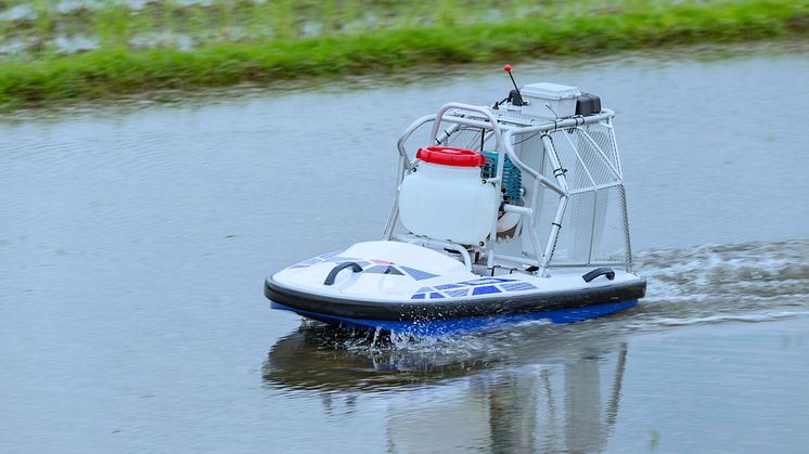 除草剤散布用無人ボート「WATER STRIDER」