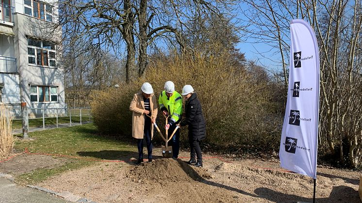 Under måndagen tog Ann Kajson Carlqvist (M) kommunalråd, Mikael Westerberg, projektchef Treano och Catharina Blixen-Finecke (M), ordförande i Trelleborgshem det första spadtaget.